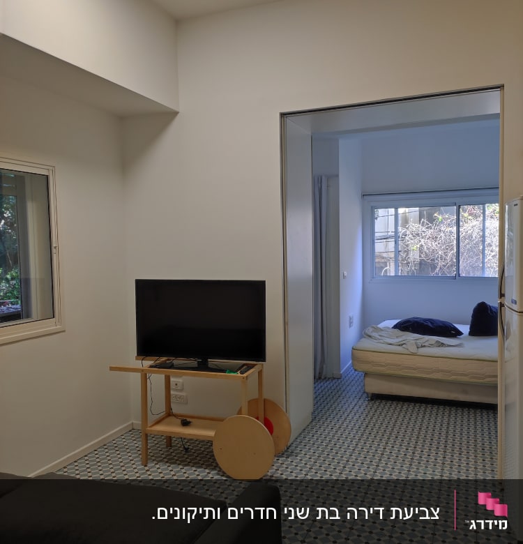 חדר עם קירות צבועים בלבן ורצפה מעוצבת